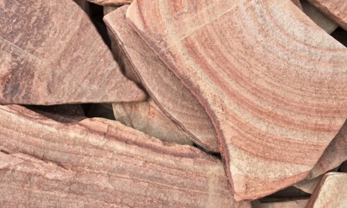 Камень розовый галтованный с разводами (малиновый)