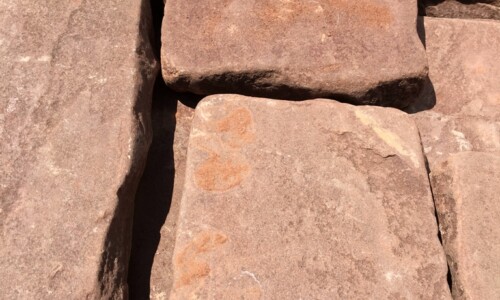 Камень рубленный красный галтованный (римская кладка)